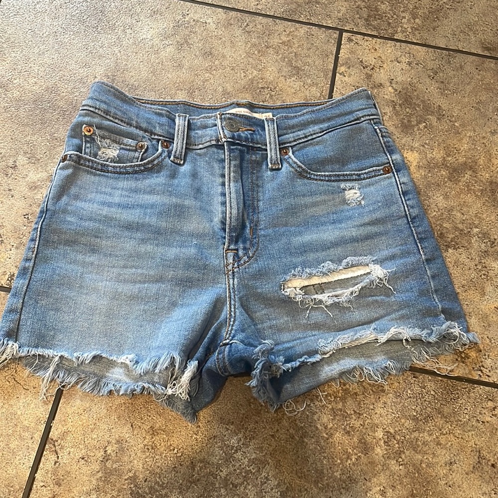 Levi’s high rise distressed shorts size 26